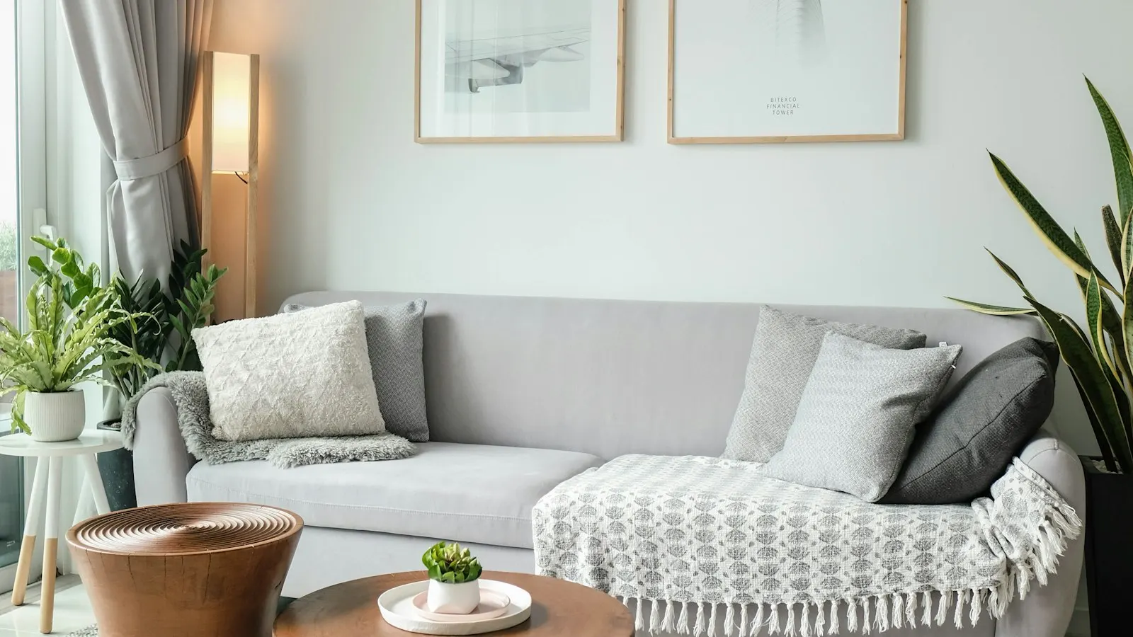 Modern oturma alanı, sade mobilya ve doğal ışık