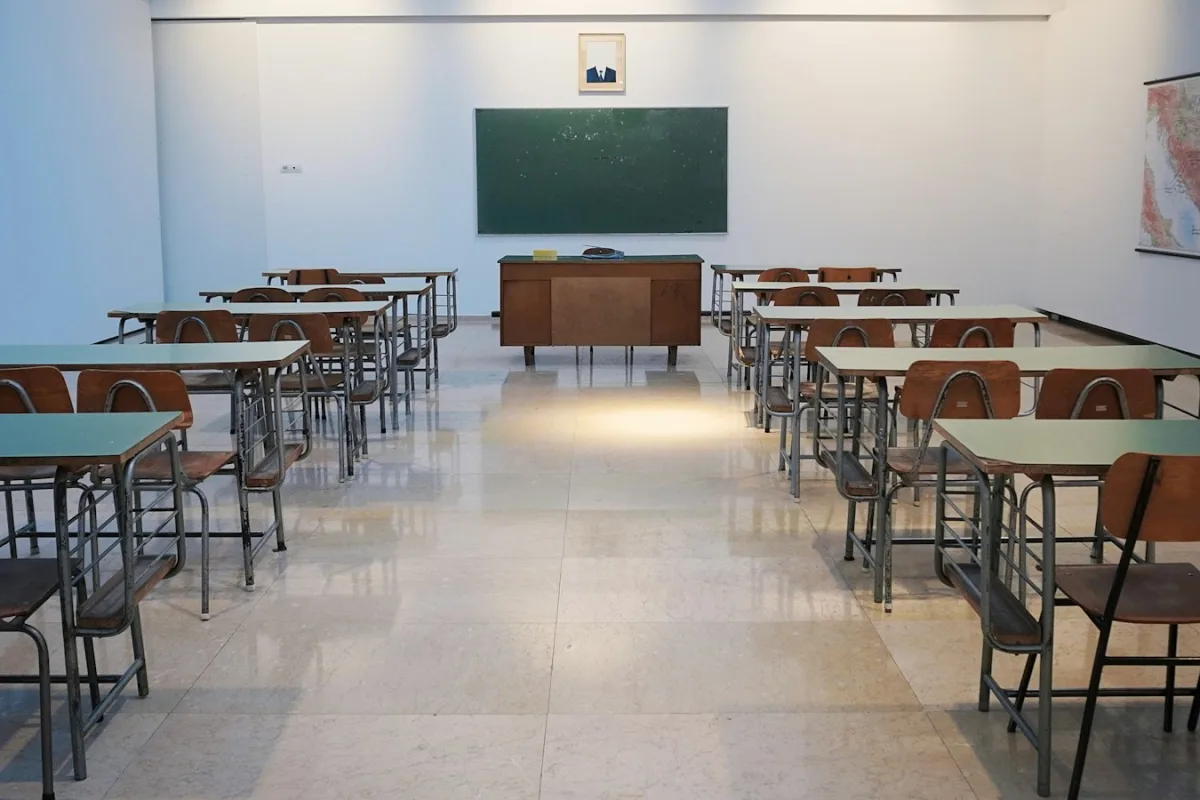 Kolej fen laboratuvarında deney ve inceleme yapan öğrenci grubu