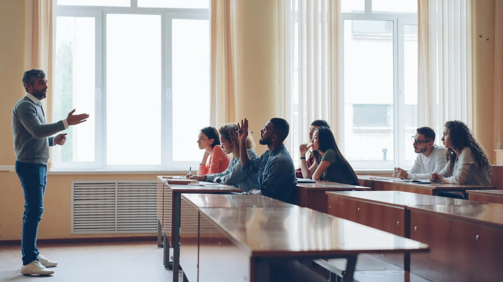 Özel kolej kampüs binaları, amfi derslikler ve yeşil bahçe alanı