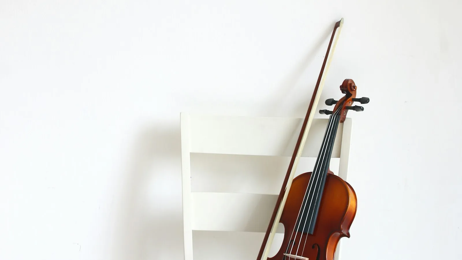 Sanat akademisi atölyesinde piyano ve enstrüman başında çalışan öğrenci ve eğitmen