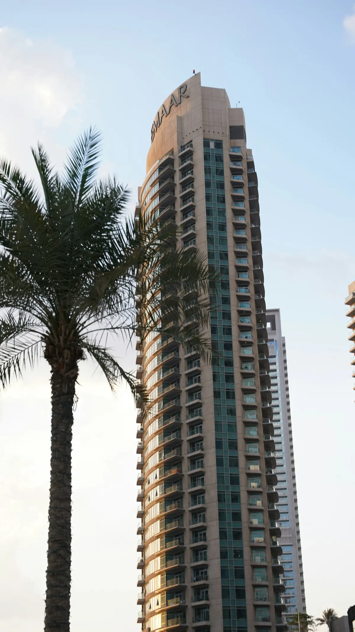 Çağdaş mimari cephesi ve peyzaj alanıyla prestijli modern rezidans kulesi