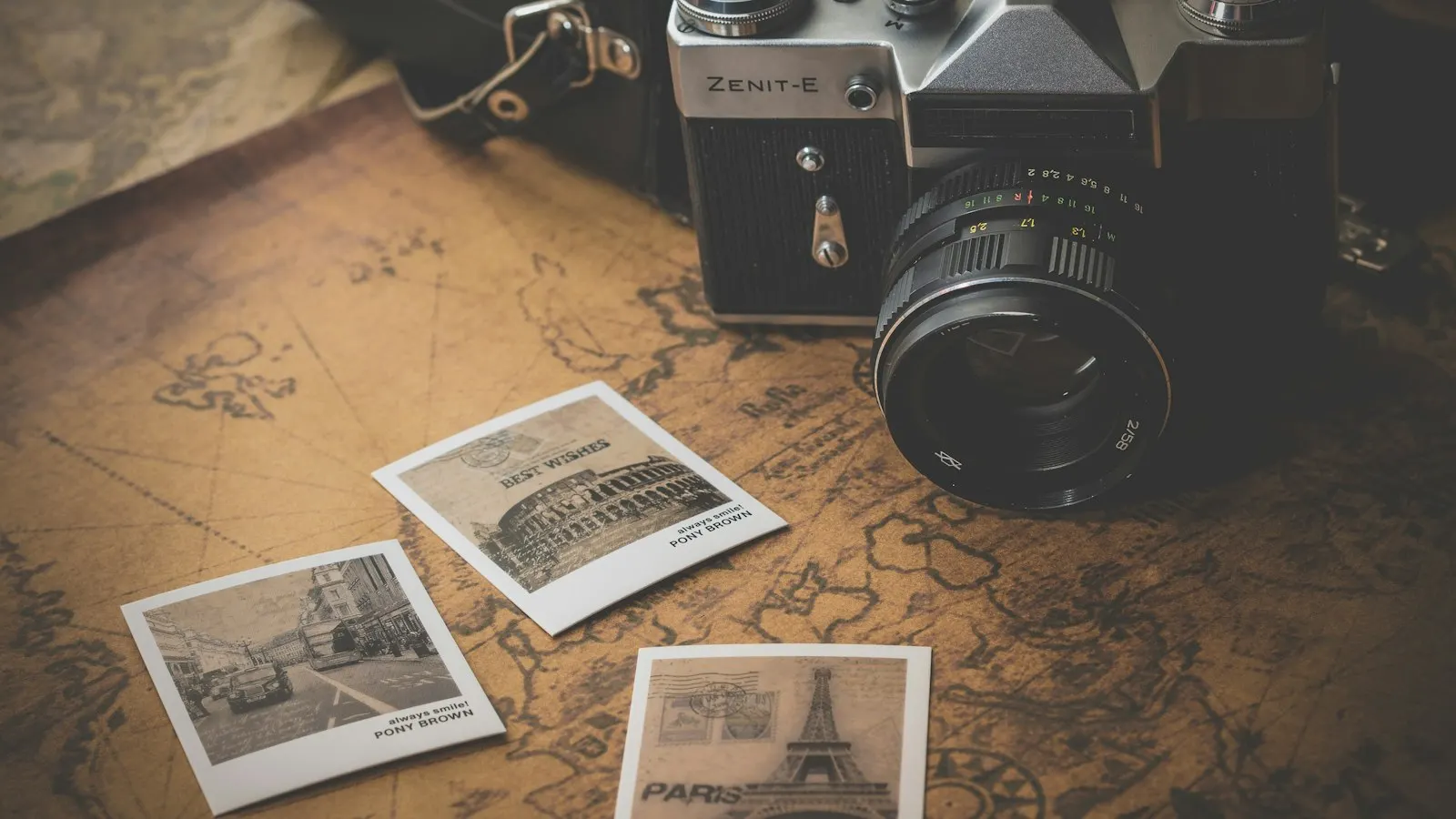 Vintage fotoğraf makinesi, prime lens ve editoryal stüdyo kurgusu