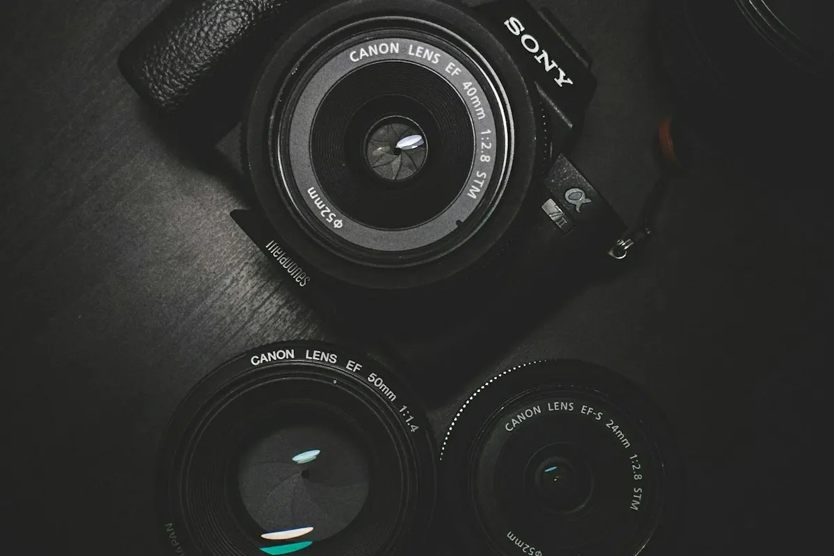 Stüdyoda profesyonel kamera gövdesi ve prime lens ekipman detayı