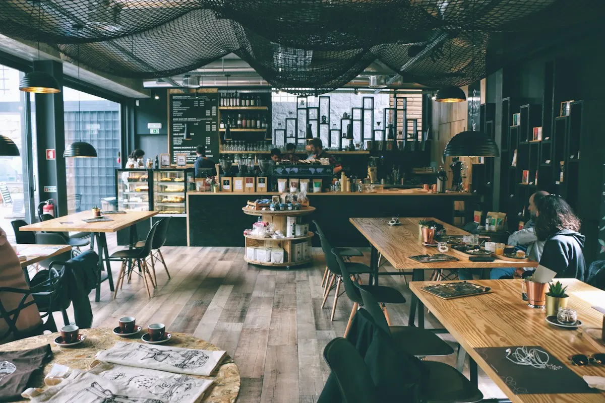 Artisan kafe çalışma masaları ve taze kahve köşesi