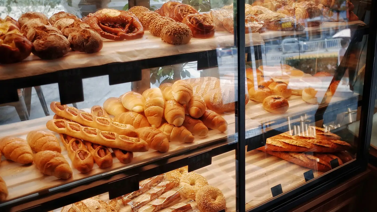Sıcak fırın vitrini ve taze meyveli butik pasta sunumu