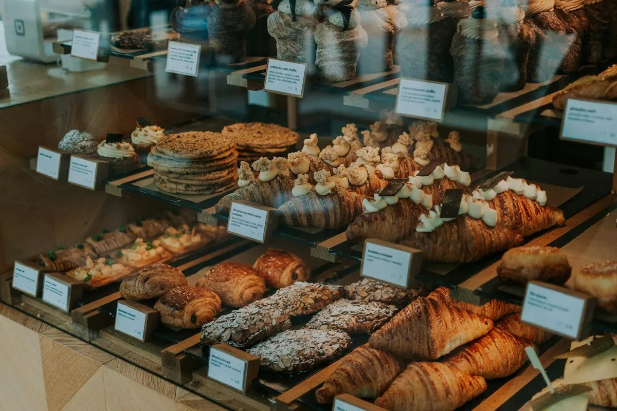 Kişiye Özel Çiçekli Butik Kutlama Pastası