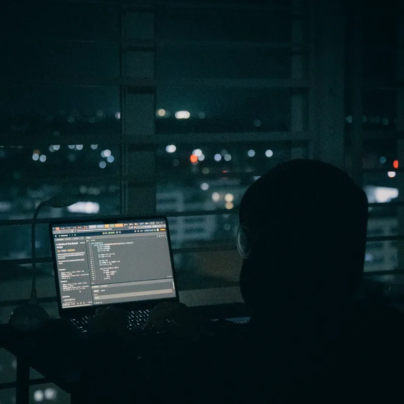 Gece kontrol odasında ekran başında çalışan bir ekip üyesi