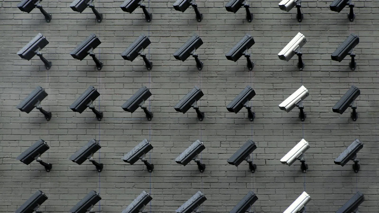Elektronik güvenlik izleme merkezi, CCTV kamera kontrol ekranları ve ağ altyapısı
