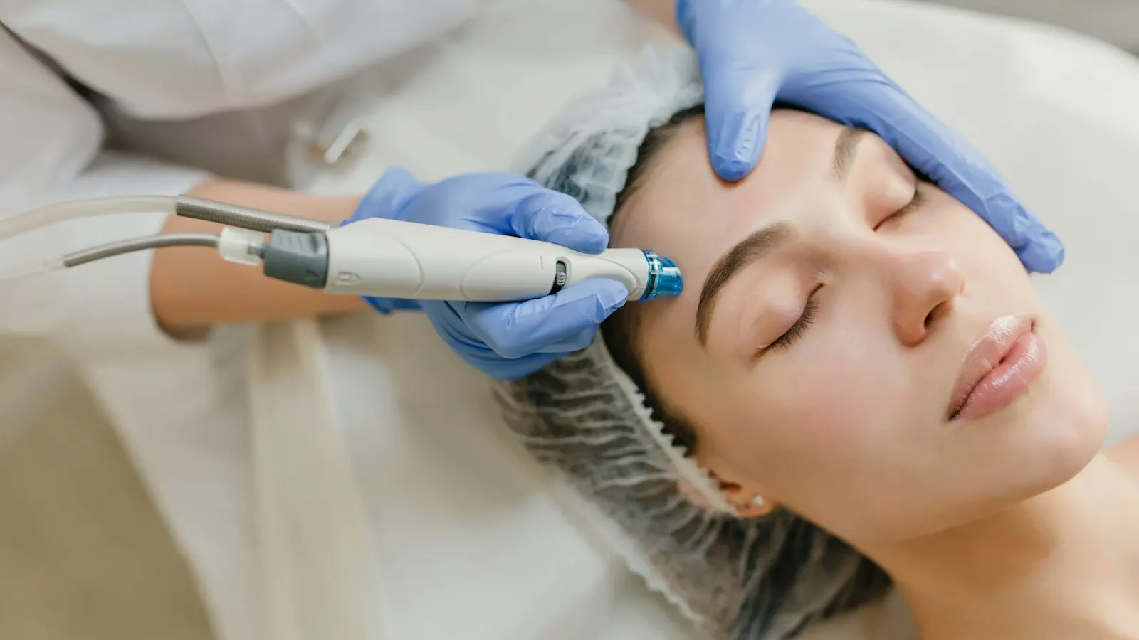Klinik ortamda hassas cilt analizi ve modern estetik cihazı