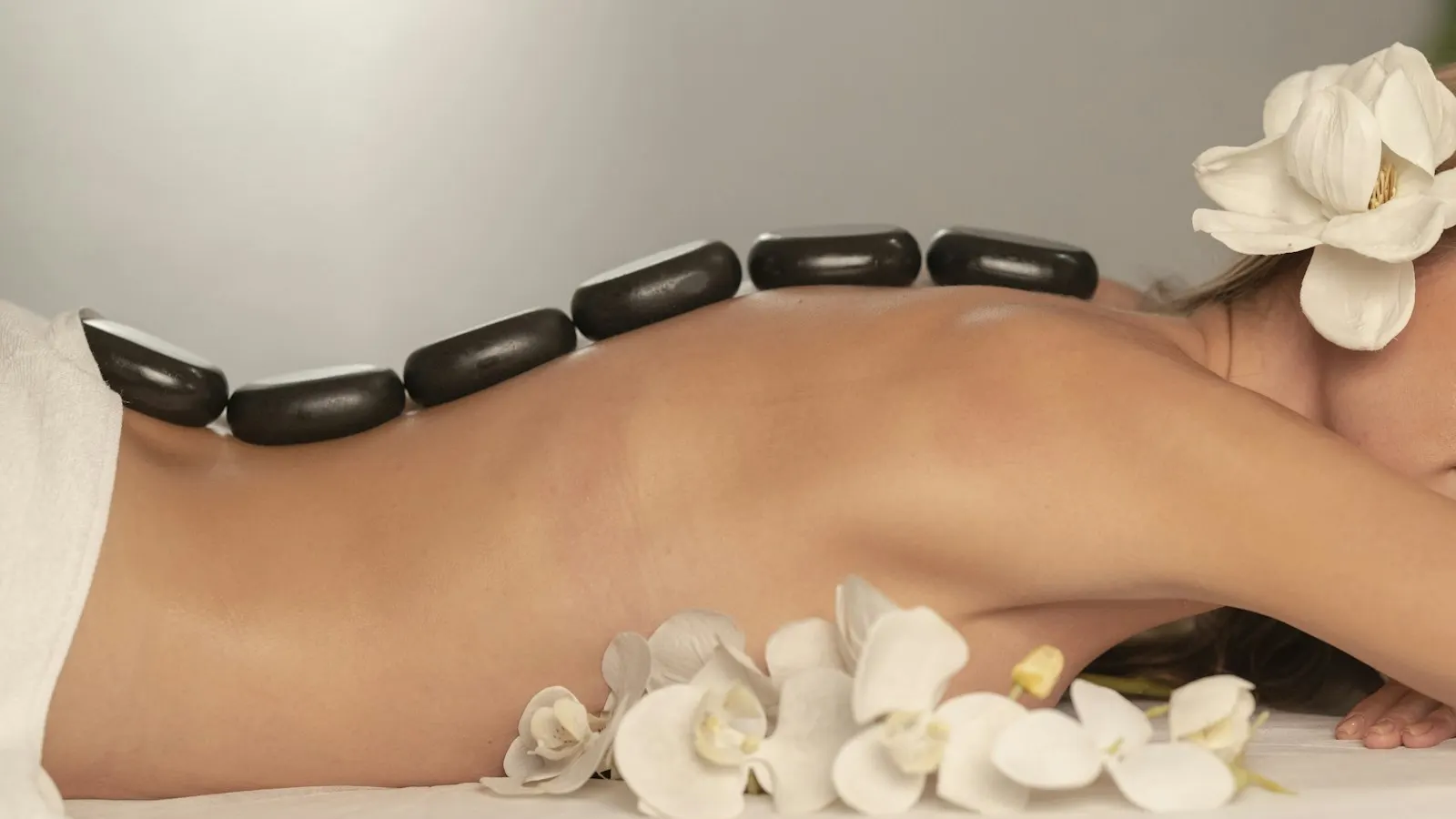 Dingin spa odasında sıcak taşlar ve aromaterapi atmosferi