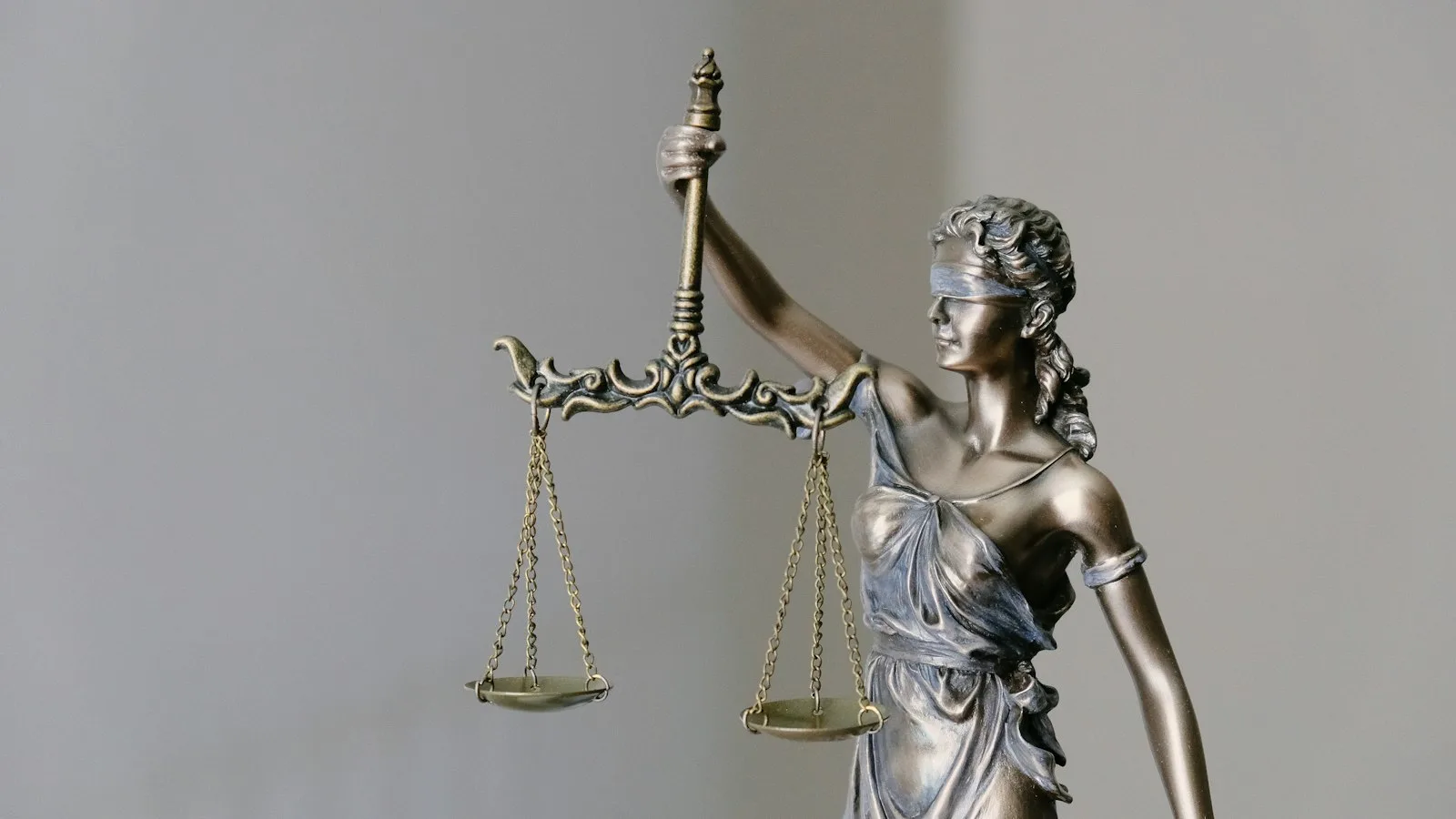 Hukuk bürosu adalet salonu ve sütun mimarisi