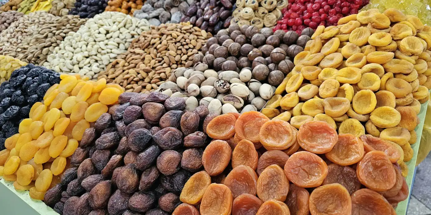 Pazar tezgahında kuru meyve ve kuruyemişler
