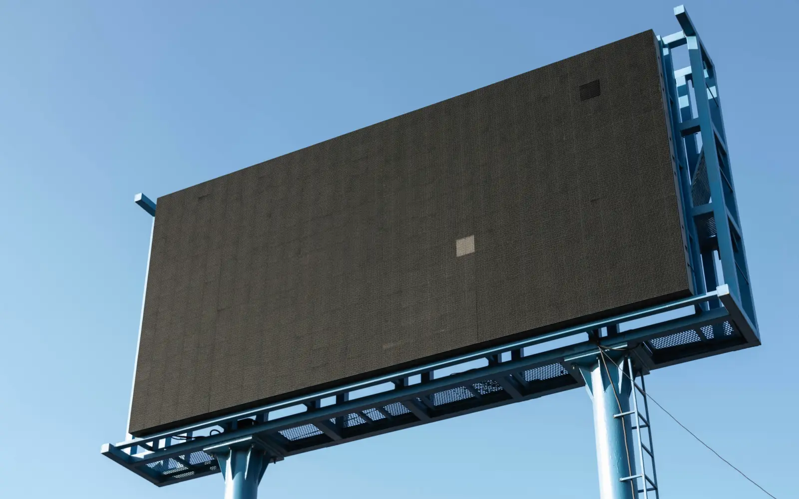 Mavi gökyüzünde boş reklam panosu