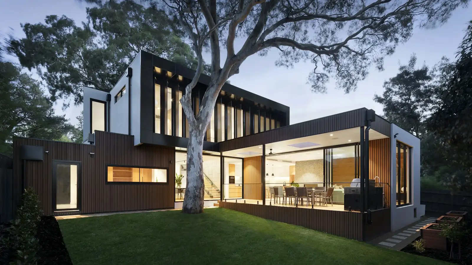 Gece aydınlatmalı lüks modern müstakil villa ve mimari peyzaj
