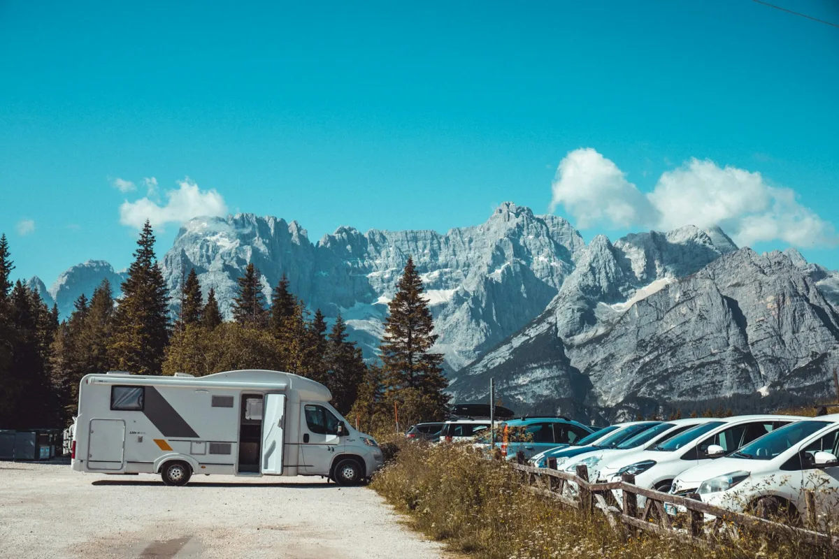 Doğada kamp yapan modern donanımlı motokaravan ve ahşap kabin detayları