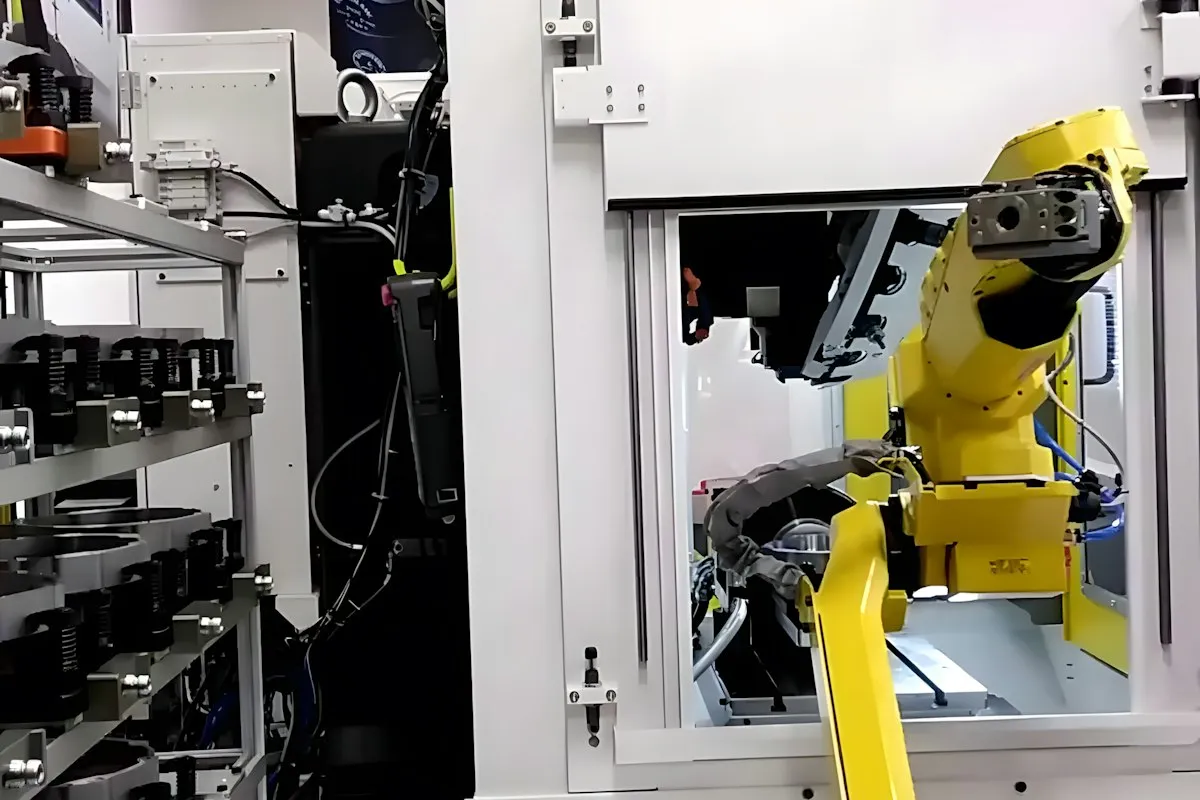 Akıllı fabrika CNC hücresinde robotik yükleme ve parça besleme istasyonu