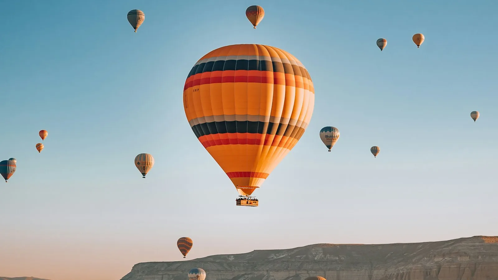 Tarihi şehir silüetinde VIP transfer aracı ve rehber karşılama sahnesi