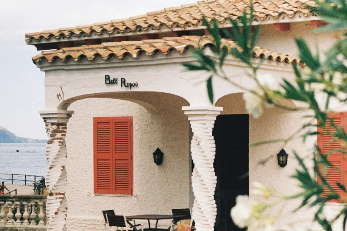 Geniş taş villa verandası ve bahçe zeytin ağaçları